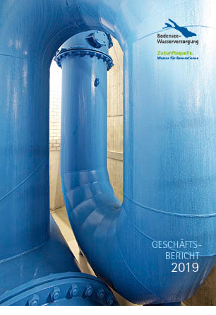 Titelseite des Geschäftsberichts 2019 der Bodensee-Wasserversorgung. Abgebildet ist eine große blaue Rohrleitung in einer Industrieanlage, daneben das Logo der Bodensee-Wasserversorgung mit dem Slogan ‚Zukunftsquelle. Wasser für Generationen‘.